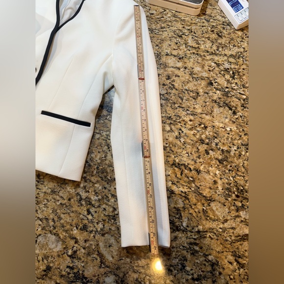 Calvin Klein women’s white 2 button long sleeve blazer black trim sz 4. No flaws - Picture 7 of 7